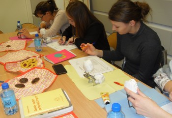 Zdjęcie przedstawia uczennice kierunku higienistka stomatologiczna realizujące kurs z zakresu periodontologii. Uczennice znajdują się w szkolnej pracowni Gabinet stomatologiczny.