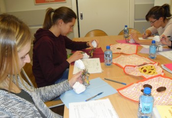 Zdjęcie przedstawia uczennice kierunku higienistka stomatologiczna realizujące kurs z zakresu periodontologii. Uczennice znajdują się w szkolnej pracowni Gabinet stomatologiczny.