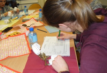 Zdjęcie przedstawia uczennice kierunku higienistka stomatologiczna realizujące kurs z zakresu periodontologii. Uczennice znajdują się w szkolnej pracowni Gabinet stomatologiczny.