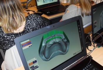 Uczniowie kierunku technik dentystyczny realizujący kurs Technologia CAD-CAM. Kurs odbywał się przy użyciu komputerów i oprogramowania do nauki komputerowego projektowania prac protetycznych. 