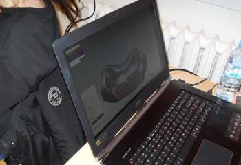 Uczniowie kierunku technik dentystyczny realizujący kurs Technologia CAD-CAM. Kurs odbywał się przy użyciu komputerów i oprogramowania do nauki komputerowego projektowania prac protetycznych. 