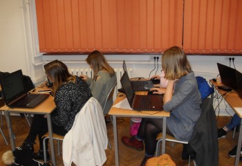 Uczniowie kierunku technik dentystyczny realizujący kurs Technologia CAD-CAM. Kurs odbywał się przy użyciu komputerów i oprogramowania do nauki komputerowego projektowania prac protetycznych. 