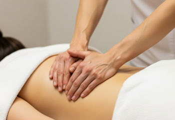 <p>Realistyczne zbliżenie przedstawiające masaż głębokich tkanek, gdzie kobieta-terapeutka w czarnym stroju uciska plecy leżącej na stole kobiety-klientki w klinicznym gabinecie masażu. Widoczne…</p>