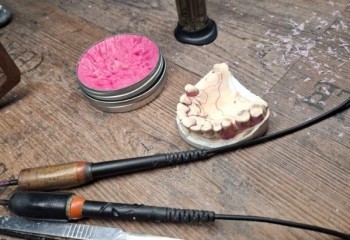 Zdjęcie przedstawia narzędzia niezbędne do wykonywania prac protetycznych