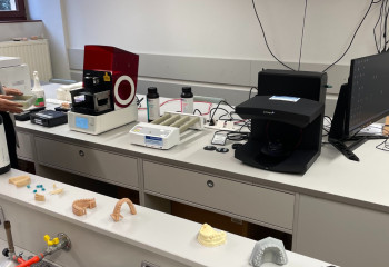 sprzęt przeznaczony do drukowania pracy w technologii 3D