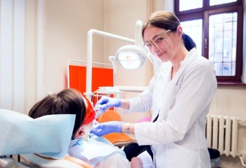 Dwie uczennice, jedna wykonuje badania na drugiej