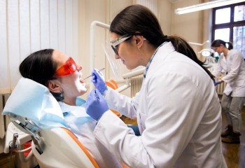 Jedna uczennice zagląda do jamy ustnej drugiej