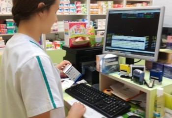 Uczennica pracująca przy komputerze