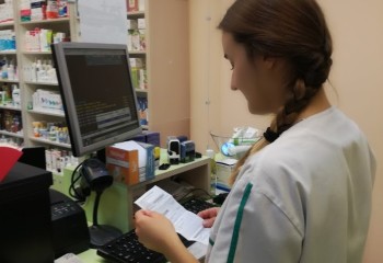 Uczennica pracująca przy komputerze