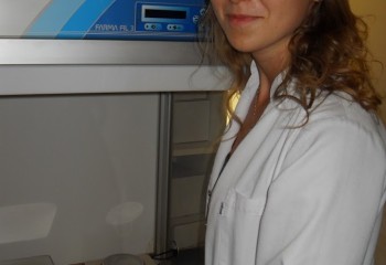 Uśmiechnięta uczennica w aptece