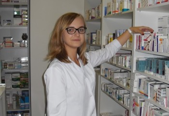 Uśmiechnięta uczennica w aptece