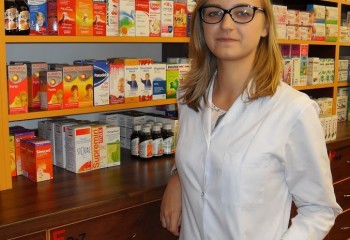 Uśmiechnięta uczennica w aptece