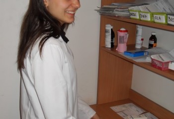 Uśmiechnięta uczennica w aptece