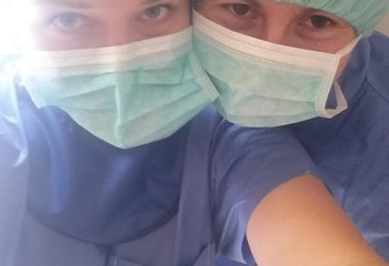 Dwie uczennice robiące selfie