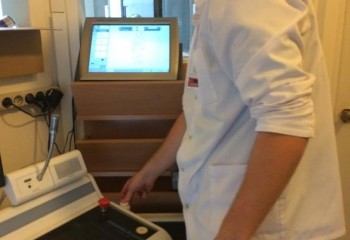 Uczeń pracujący na specjalistycznej maszynie