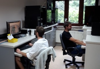 Uczeń pracujący przy komputerze