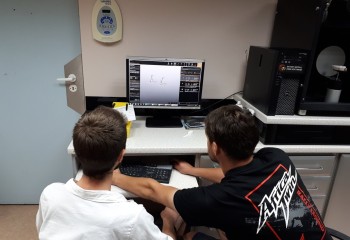 Uczeń pracujący przy komputerze