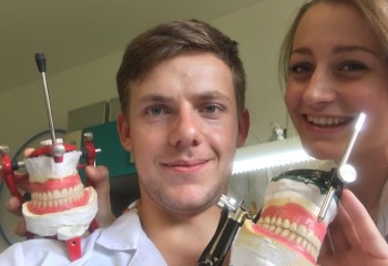 Dwoje uczniów uśmiechających się do zdjęcia